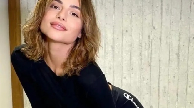 pio-megala-kai-apo-to-kefali-tis-i-eleytheria-eleytherioy-mas-entyposiazei-me-ti-nea-tis-emfanisi-436273