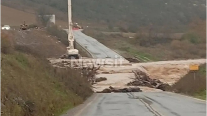 ektakto-plimmyrisan-spitia-ekkenonontai-choria-dyskoles-ores-sti-thessalia-436357