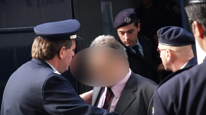 aytos-einai-o-gnostos-ellinas-eskompar-kai-proin-proedros-podosfairikis-omadas-poy-synelifthi-stin-katerini-438649