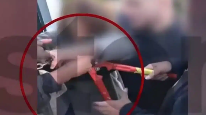 sokaristiko-vinteo-kathigitis-epiase-ta-dachtyla-mathiti-me-kofti-se-katalipsi-sto-chalandri-vgal-to-me-ponaei-439143