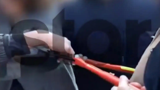 chalandri-friki-se-scholeio-oyrliaze-o-mathitis-apo-ton-pono-amp-8211-kathigitis-pire-k-kai-amp-8230-439305