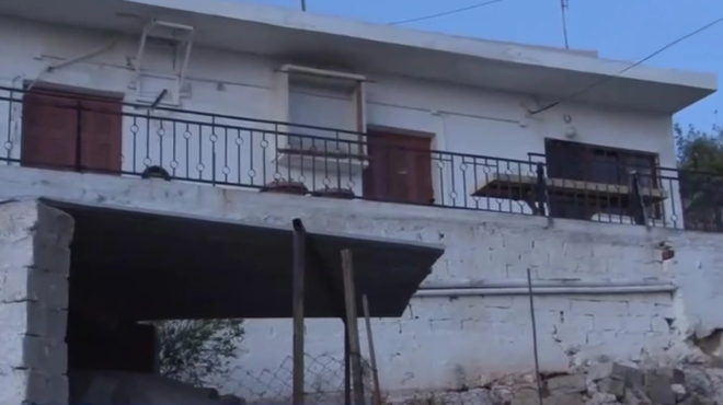 oikogeneiaki-tragodia-sto-keratsini-to-zeygari-poy-echase-ton-gio-toy-vrethike-nekro-sto-mpalkoni-toy-amp-8211-itan-xaplomenoi-dipla-dipla-435310