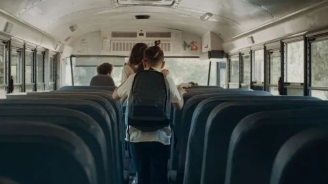 stochos-epithesis-apo-agnosto-scholiko-leoforeio-poy-metefere-mathites-438148