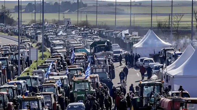 ektakto-tora-amp-8211-anatropi-me-ta-mploka-kai-toys-agrotes-441905