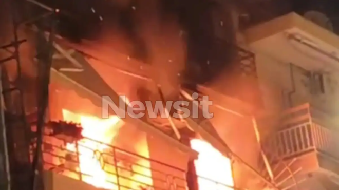 synagermos-tora-stin-pyrosvestiki-megali-fotia-se-polykatoikia-me-egklovismenoys-enoikoys-442234