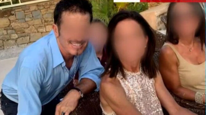 sto-mikroskopio-nearos-poy-aytoktonise-meta-to-diplo-foniko-sti-foinikoynta-i-schesi-toy-me-prosopo-kleidi-439195