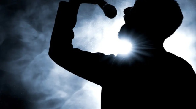 den-einai-aytos-poy-nomizoyn-oloi-vomva-me-to-onoma-toy-pasignostoy-tragoydisti-amp-8211-tha-minythei-simera-se-ligo-stin-eisaggelia-o-kataggellon-439479