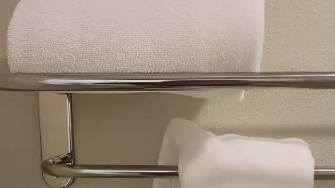 vgazete-tis-petsetes-apo-to-plyntirio-kai-myrizoyn-aschima-ayto-einai-to-kolpo-ton-xenodocheion-gia-na-moschovoloyn-panta-malaktiko-439515