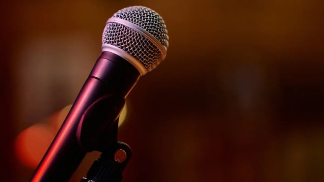 eskase-i-vomva-gia-ton-pasignosto-tragoydisti-moy-zitise-na-vrethoyme-moy-amp-8220-tha-kanonisoyme-tipota-amp-8221-amp-8211-ti-leei-o-nearos-poy-ton-minyei-439524