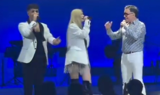 ekane-tin-apokalypsi-spaei-ti-siopi-tis-i-tragoydistria-poy-symmeteiche-sto-idio-schima-me-mazonaki-kai-stefano-papadopoylo-439829