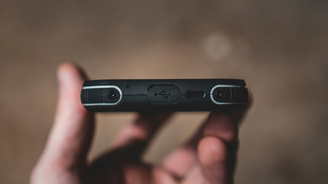 se-ti-chrisimeyei-i-mikri-stroggyli-trypa-sta-kinita-tilefona-dipla-stin-eisodo-toy-fortisti-435069