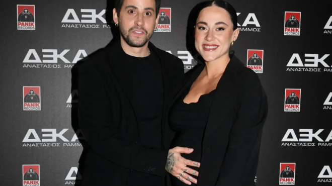 mas-afise-oloys-amp-8230-kagkelo-pasignostos-ellinas-tragoydistis-emfanistike-1i-fora-dimosia-me-tin-syntrofo-toy-kai-einai-kai-amp-8230-egkyos-435332