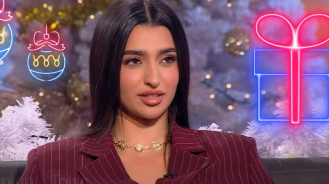 10-eton-me-moystaki-etsi-itan-i-anastasia-prin-ginei-ploysia-kai-diasimi-soysoyro-me-foto-poy-kykloforei-440695