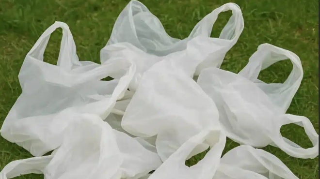 stamatiste-na-petate-tis-plastikes-sakoyles-apo-ta-psonia-10-exypna-kolpa-gia-na-tis-chrisimopoiisete-mesa-sto-spiti-437341