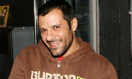 osoi-pigan-chthes-sto-theatro-en-athinais-amp-8230-etrivan-ta-matia-toys-pasignostos-ellinas-ithopoios-poy-echei-exafanistei-edo-kai-12-chronia-epestrepse-436557