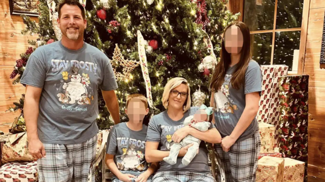 tragodia-sok-andras-skotose-ti-syzygo-toy-kai-pyrovolise-tin-13chroni-theti-kori-toy-epeidi-toy-zitise-na-kleisei-ton-agona-kai-aytoktonise-441819