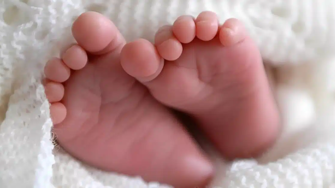 pethane-xafnika-moro-13-minon-eno-koimotan-ston-vrefiko-stathmo-437879