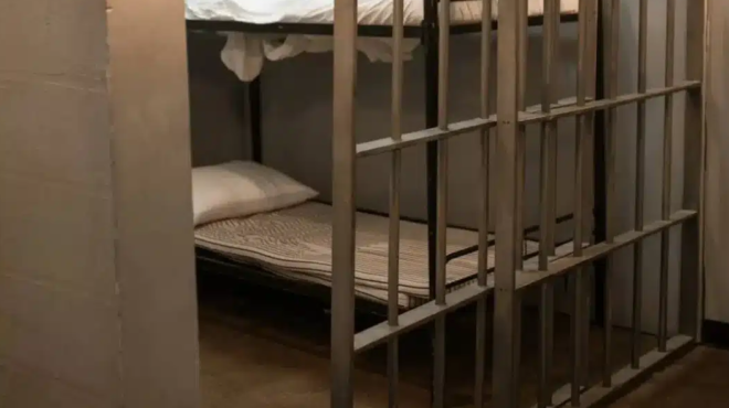 dolofonithike-sti-fylaki-kathigitis-poy-viase-15chroni-436111