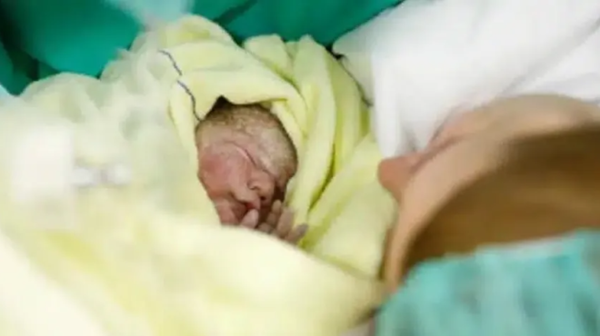 18chroni-gennise-meta-apo-4-ores-toketoy-molis-oi-giatroi-eidan-to-stoma-toy-moroy-epathan-sok-435393