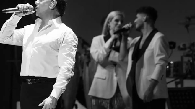 otan-anevazan-foto-kai-vinteo-mazi-molis-dierreysan-ntokoymenta-kai-deichnoyn-ton-mazonaki-mazi-me-ton-21chrono-poy-ton-kataggellei-439608