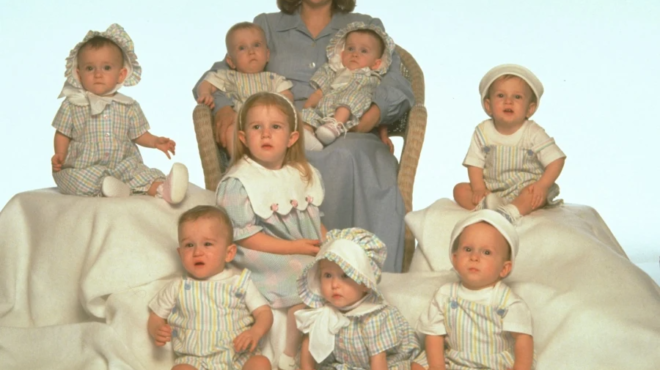 gennise-amp-8230-eptadyma-prin-apo-28-chronia-kai-toys-afise-oloys-afonoys-amp-8211-pos-einai-simera-i-diasimi-megali-oikogeneia-438636