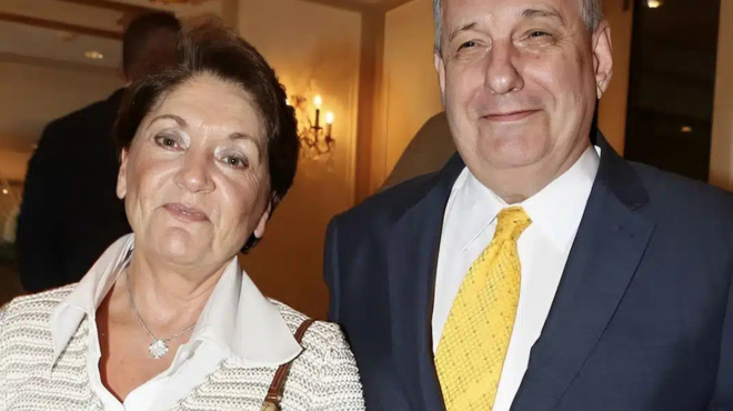 gyrisan-oloi-to-kefali-kai-miloysan-gia-tin-omoiotita-toys-spania-emfanisi-tis-32chronis-koris-toy-terens-koyik-mazi-me-ton-mpampa-tis-442071