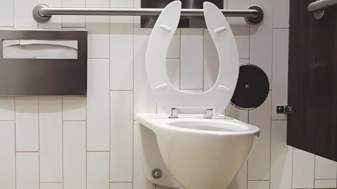 ton-apelysan-epeidi-kathotan-4-ores-stin-toyaleta-se-enan-mina-eiche-paei-2-5-meres-442310