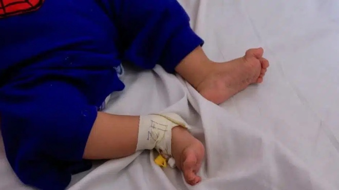 nekro-vrefos-4-evdomadon-poy-to-afisan-choris-trofi-kai-se-vregmena-sentonia-mesa-sto-nosokomeio-435119