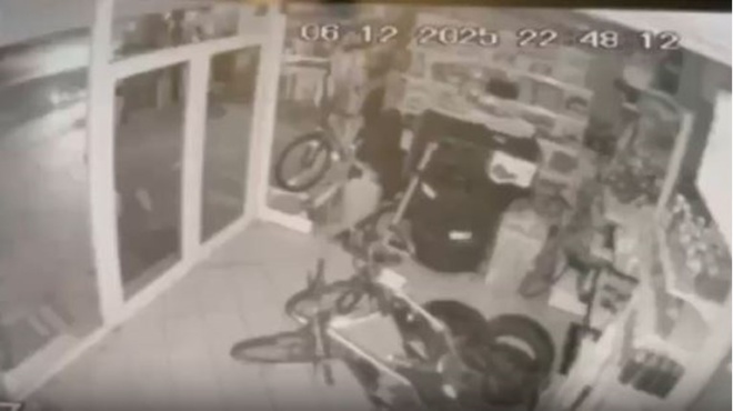 seismos-stin-ellada-ta-richter-tarakoynisan-mia-olokliri-poli-amp-8211-panikovlitoi-oi-katoikoi-amp-8211-vinteo-apo-tin-stigmi-poy-chtypa-o-egkelados-436460