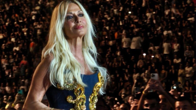 opos-i-charoyla-alexioy-stamataei-to-tragoydi-i-anna-vissi-i-dyskoli-apofasi-tis-tragoydistrias-sta-67-poy-sokare-toys-thaymastes-tis-437401