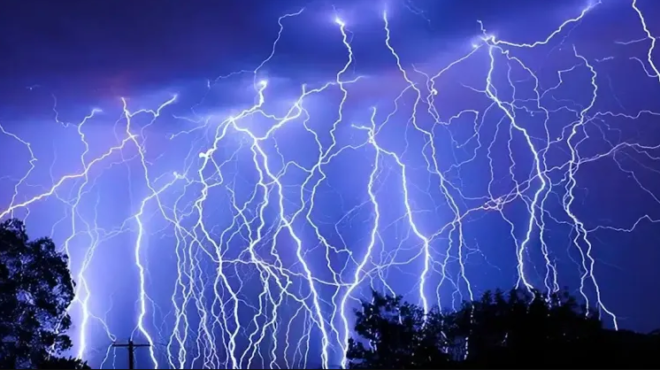 proeidopoiisi-gia-tin-kakokairia-den-echei-teleiosei-oi-7-kokkines-perioches-poy-tha-chtypisei-tis-epomenes-ores-436104