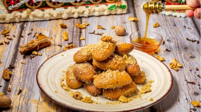 to-mystiko-einai-sto-amp-8230-ladi-kai-to-siropi-teleia-melomakarona-me-8-kiniseis-vima-vima-i-syntagi-gia-na-einai-tragana-apo-exo-kai-lioma-mesa-436768