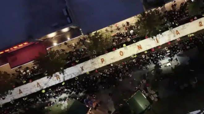 i-vasilopita-gigas-espase-pagkosmio-rekor-xeperna-ta-80-000-kommatia-zygizei-10-tonoys-kai-ftanei-ta-100-metra-442846