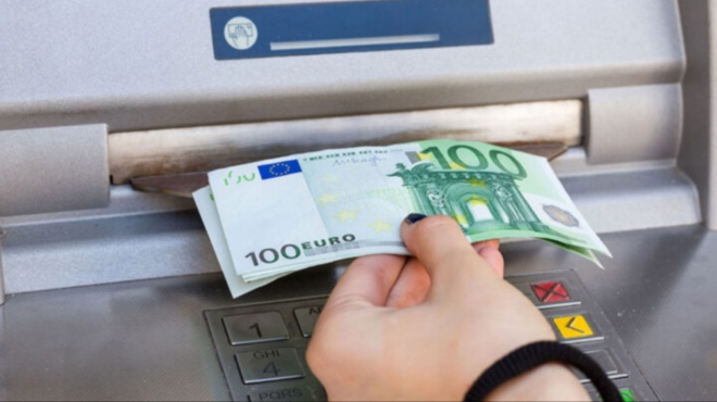 ektakti-enischysi-880-eyro-gia-miteres-poy-den-doyleyoyn-amp-8211-rota-ton-logisti-soy-amp-8211-etsi-tha-pareis-ta-lefta-440753