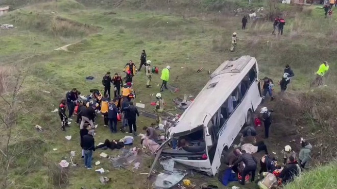 tragodia-leoforeio-epese-se-charadra-dyo-nekroi-kai-9-traymaties-442032