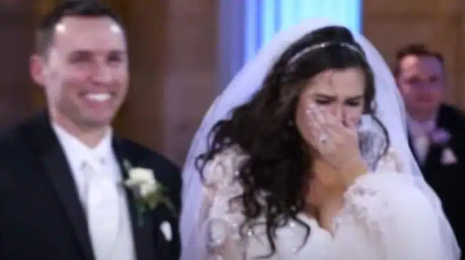 gampros-kai-nyfi-xekinoyn-na-choreyoyn-tote-stamataei-i-moysiki-kai-i-nyfi-vazei-ta-klamata-me-ti-synecheia-na-sokapei-436635