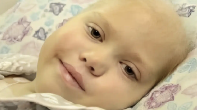 kopitsaki-pethaine-apo-karkino-kai-oi-goneis-toy-proetoimazan-tin-kideia-toy-mechri-poy-anoixe-ta-matia-toy-kai-toys-eipe-aytes-tis-5-lexeis-441298