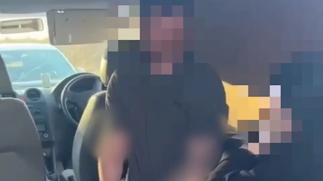 epiase-sta-prasa-ton-syzygo-tis-me-tin-epomeni-toy-kai-toys-anevase-sto-facebook-deite-to-viral-vinteo-438710