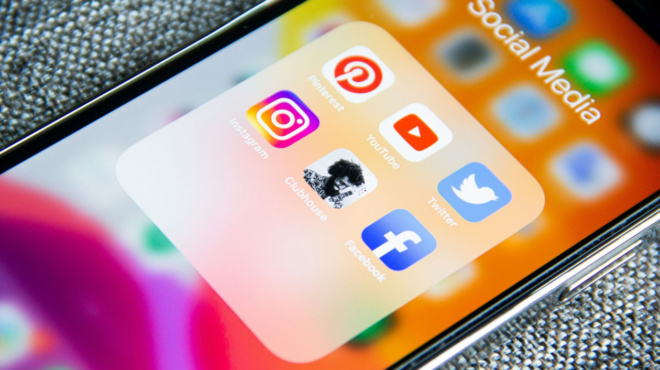 apo-simera-ta-mesanychta-se-ischy-i-apagoreysi-olon-ton-social-media-se-paidia-kato-ton-16-eton-437093