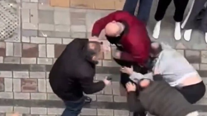 ton-skotose-o-geitonas-toy-gia-mia-thesi-parkingk-video-437483