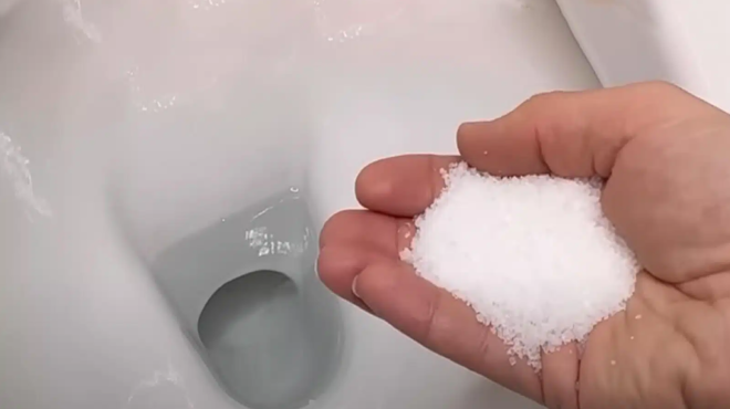 meta-apo-ayto-tha-astraftei-amp-8211-chlorini-kai-alati-ftiaxe-to-ischyro-katharistiko-gia-na-kathariseis-tin-lekani-tis-toyaletas-apo-alata-kai-poyri-443111