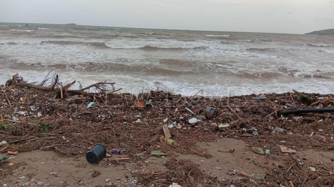 epathan-to-amp-8230-sok-tis-zois-toys-monimoi-katoikoi-kai-perastikoi-deite-ti-gemise-i-paralia-tis-varkizas-meta-tin-kakokairia-stin-attiki-448512