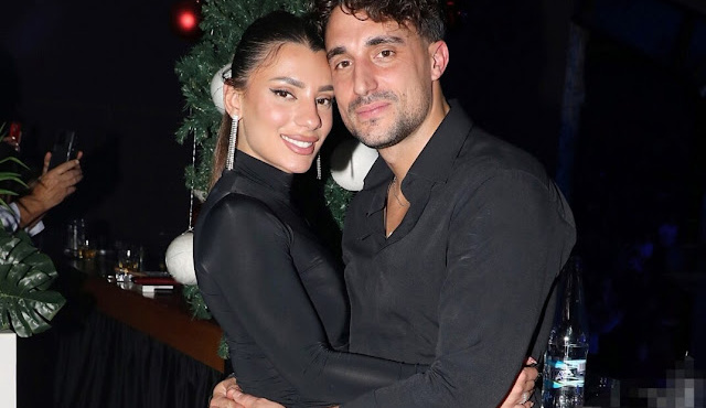 i-marialena-roymelioti-pozarei-me-sikomeni-tin-mployza-kai-deichnei-tin-foyskomeni-koilitsa-tis-mprosta-ston-kathrefti-448879