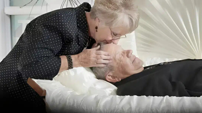 giati-den-prepei-pote-na-filisete-enan-nekro-anthropo-symfona-me-enan-giatro-449029