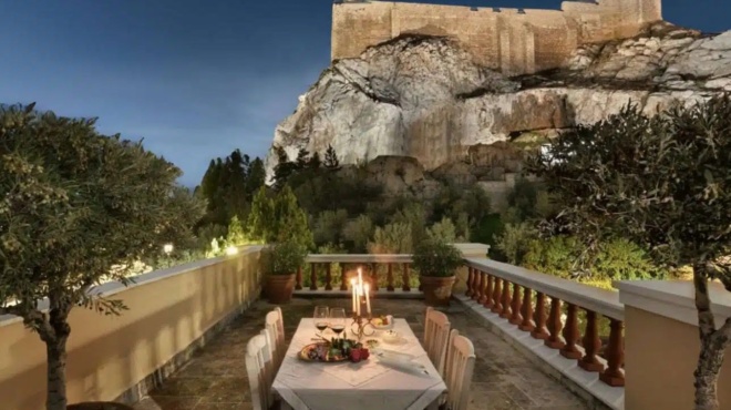 mageytiki-vila-akrivos-dipla-stin-akropoli-poleitai-kai-i-timi-tis-zalizei-449045