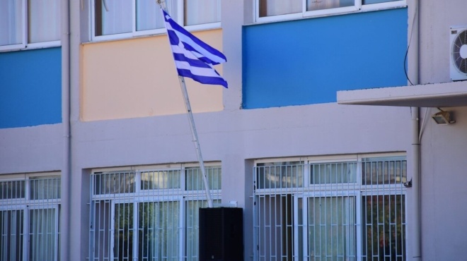 salos-se-scholeio-tis-choras-kathigitria-fimose-me-tainia-atithaso-mathiti-kai-ypochreose-symmathiti-toy-na-toy-desei-ta-cheria-449101