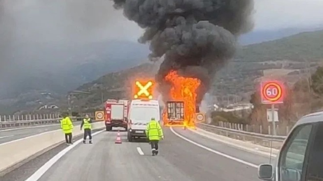 ioannina-fotia-se-fortigo-me-plastika-stin-egnatia-odo-449107