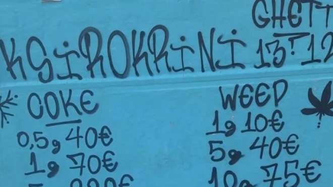 emeinan-me-to-amp-8230-stoma-anoichto-oi-daskaloi-sok-se-scholeio-tis-thessalonikis-pigan-gia-mathima-to-proi-kai-otan-eidan-ti-eichan-grapsei-me-gkrafiti-ston-toicho-amp-8230-449313