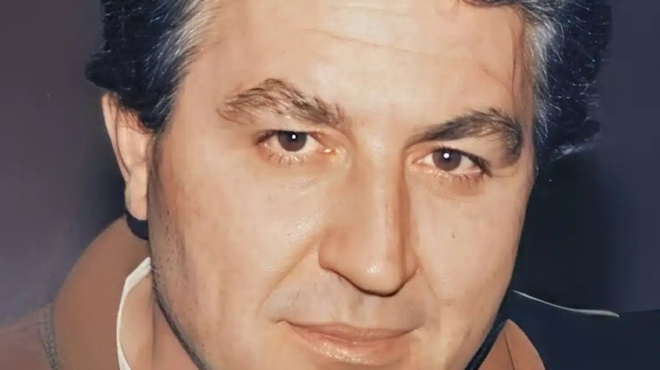 pethane-ximeromata-ston-ypno-toy-o-pasignostos-laikos-tragoydistis-449802