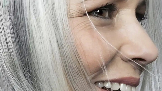 i-pragmatiki-psychologiki-simasia-toy-na-afineis-ta-gkriza-mallia-soy-fysika-449815